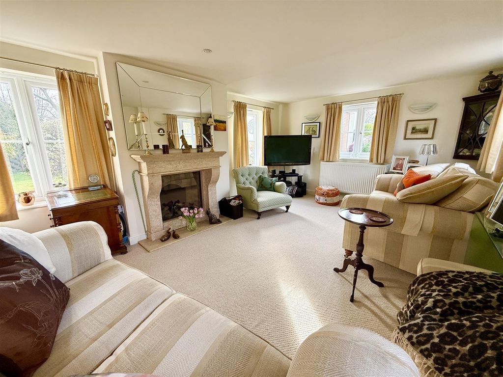 Property photo 3 of 33 Lounge