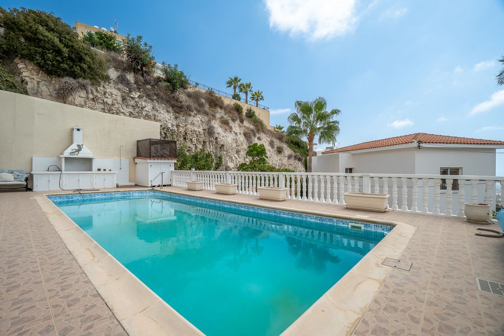 Property photo 2 of 44