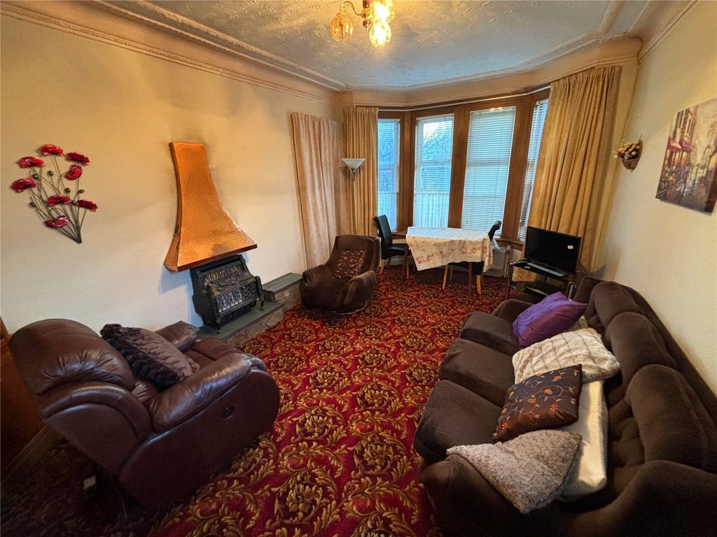 Property photo 3 of 11 Lounge