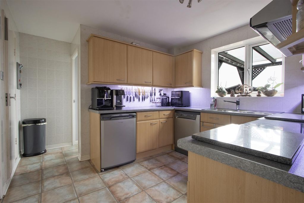 Property photo 3 of 18 Kitchen