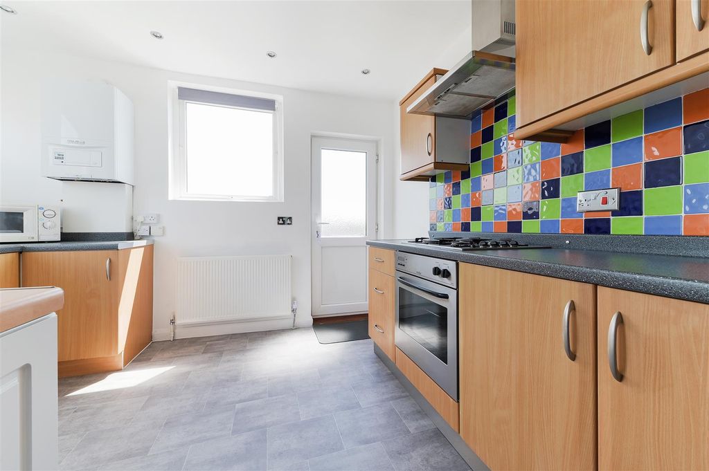 Property photo 3 of 13 London Road, Cheam 7.Jpg