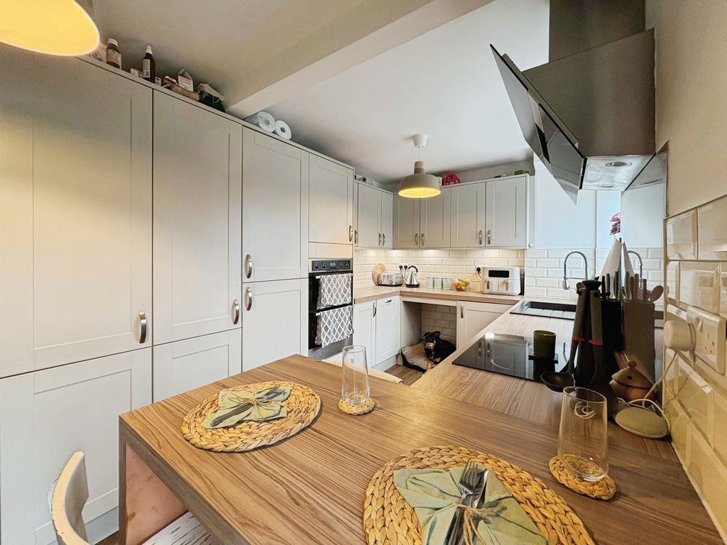 Property photo 2 of 16 0B9B4A70-10