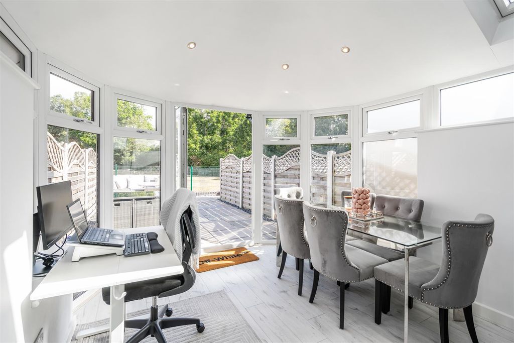 Property photo 3 of 12 25 Yew Tree Close_5.Jpg