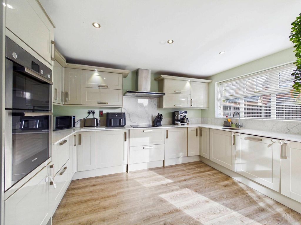 Property photo 2 of 19 Kitchen