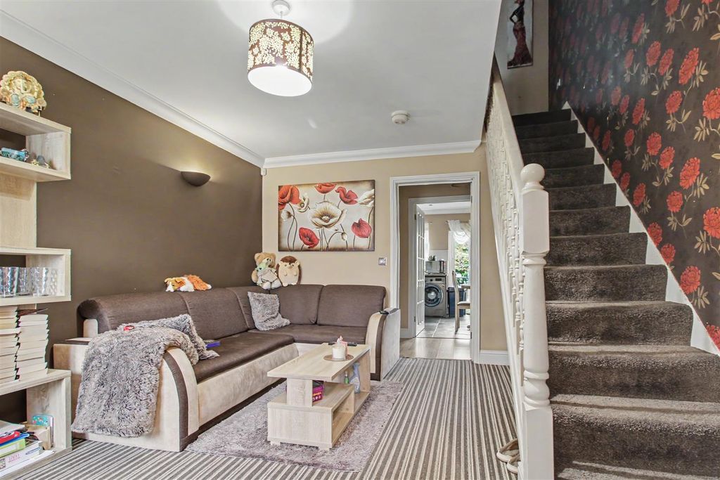 Property photo 2 of 17 Lounge