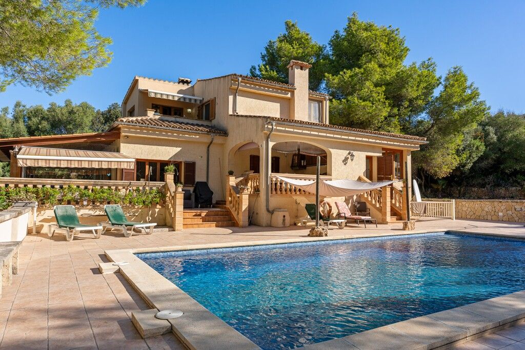 Property photo 1 of 20 Pool And Exterior.Jpg