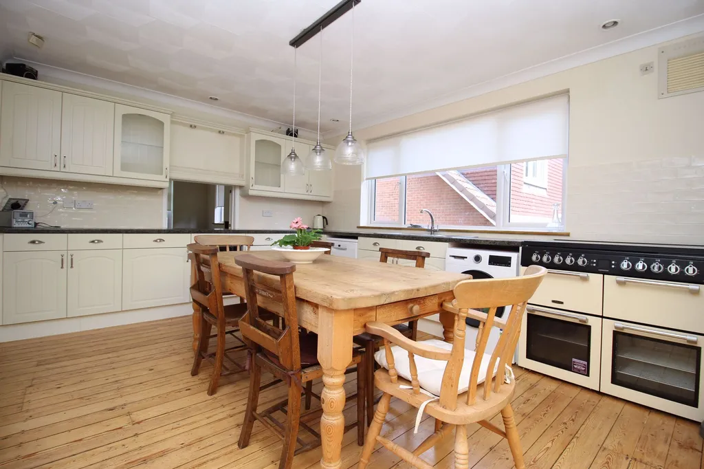 House in Eastleigh, Netley Hill, Hedge End - View 6