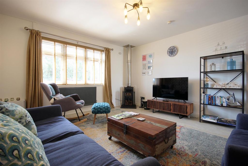 Property photo 2 of 28 Lounge