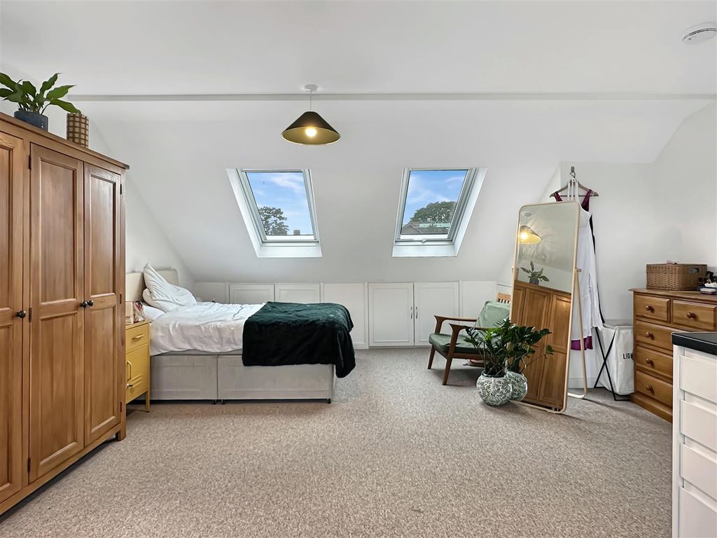 Property photo 3 of 9 Room (2)