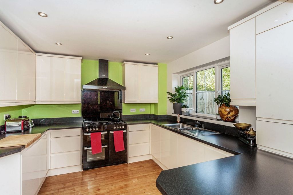 Property photo 3 of 14 Kitchen