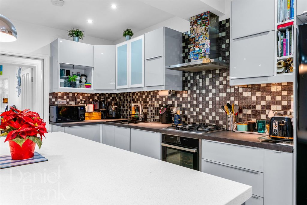 Property photo 3 of 25