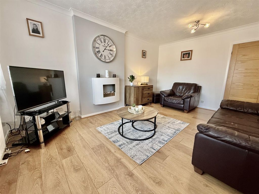 Property photo 3 of 15 Lounge