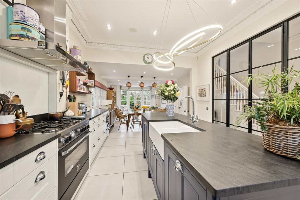 Property photo 3 of 21 Rylett Crescent