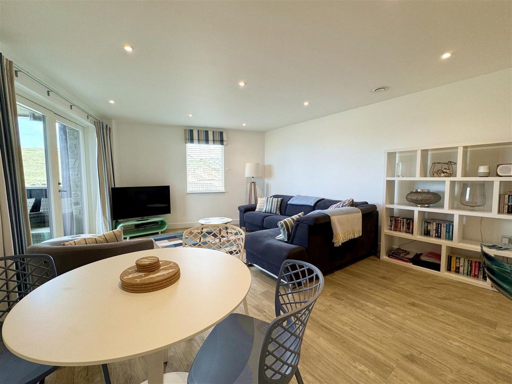 Property photo 3 of 18 Living Space