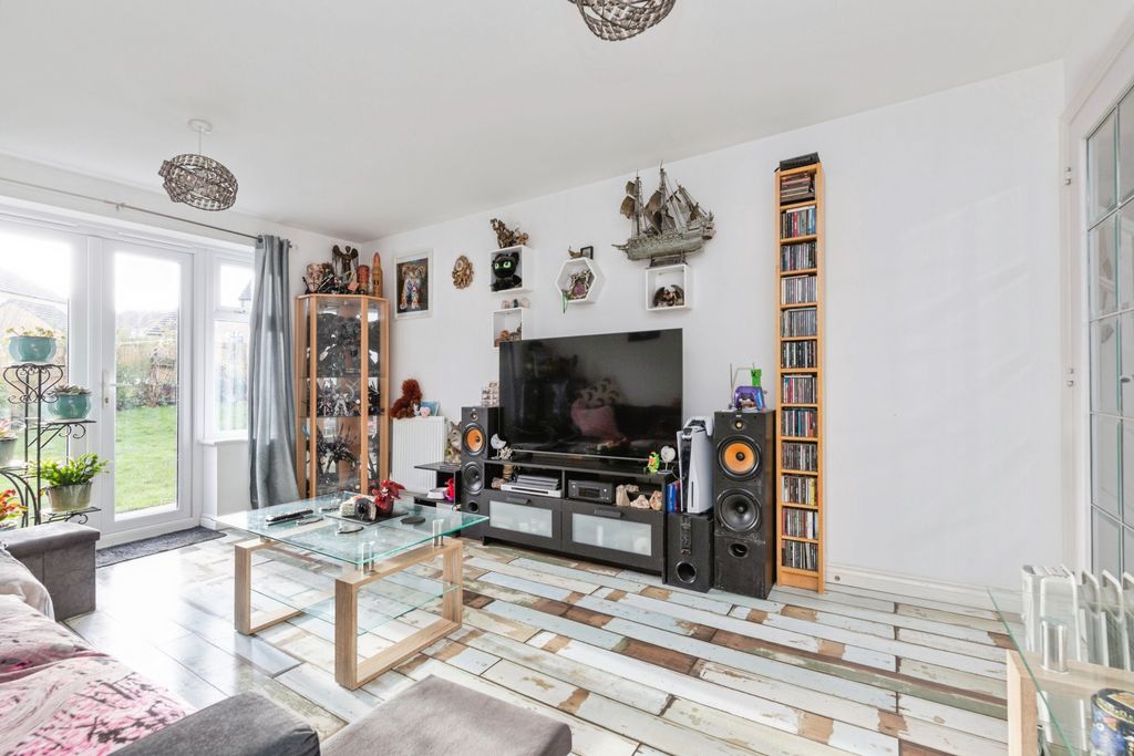 Property photo 2 of 16 Lounge