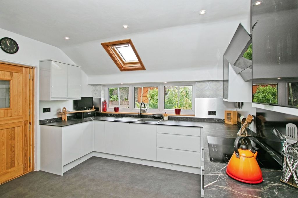 Property photo 3 of 27