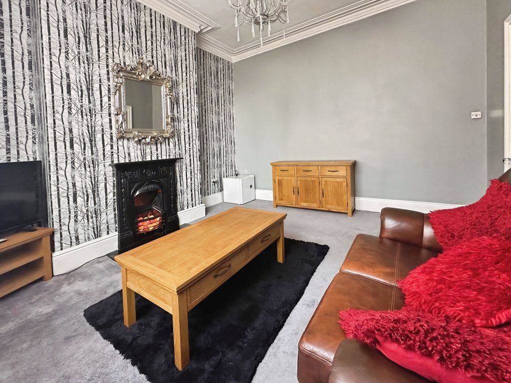 Property photo 3 of 24 Lounge