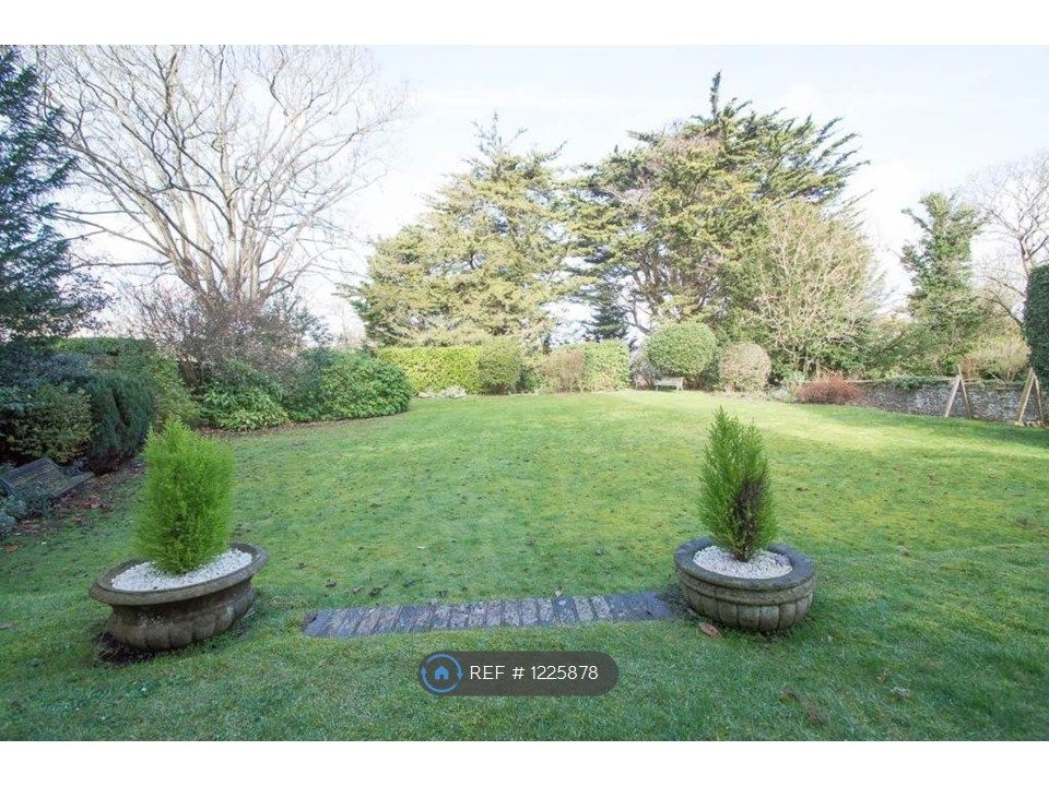 Property photo 3 of 7 Communal Gardens