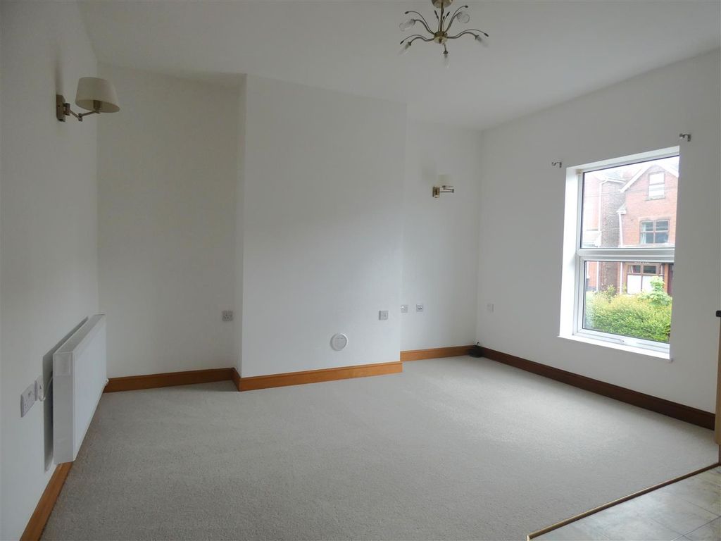 Property photo 3 of 11 Lounge.Jpg