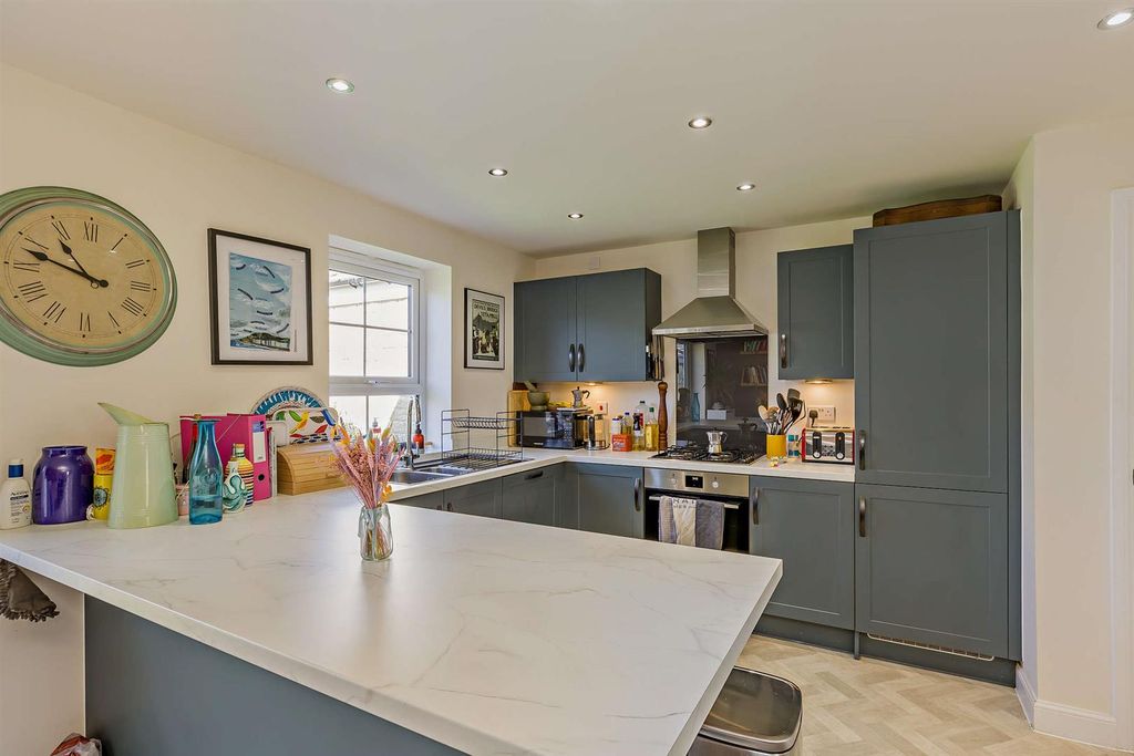 Property photo 3 of 13 8690208-Interior09-800.Jpg