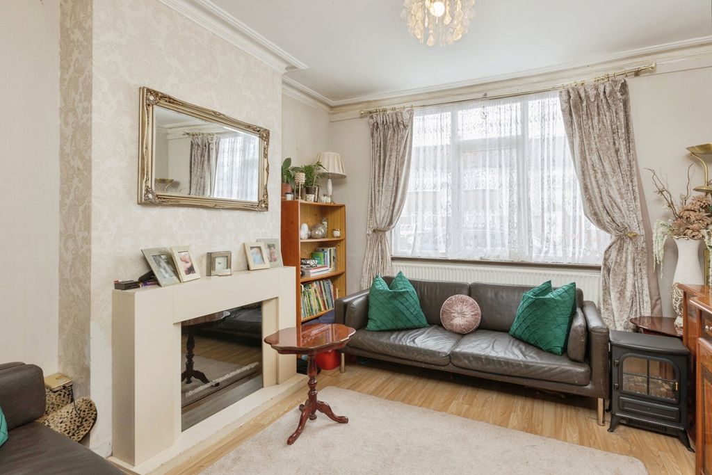 Property photo 3 of 16 Lounge