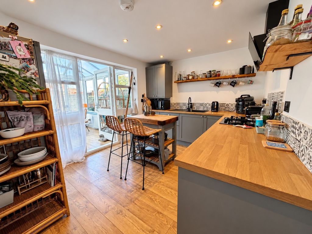 Property photo 2 of 11 Kitchen