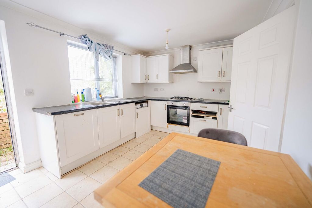 Property photo 3 of 17 Kitchen