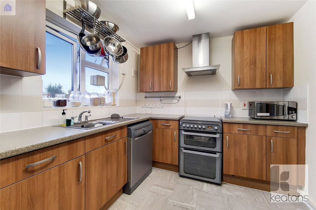 Property photo 3 of 10 Kitchen