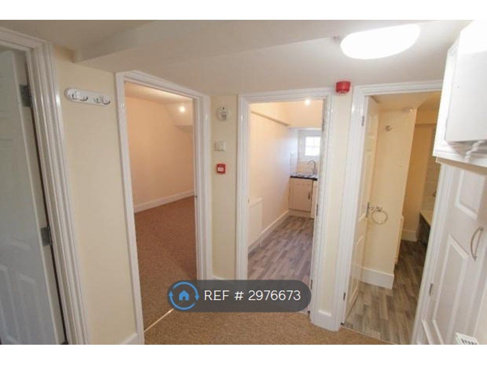 Property photo 3 of 11 Hallway