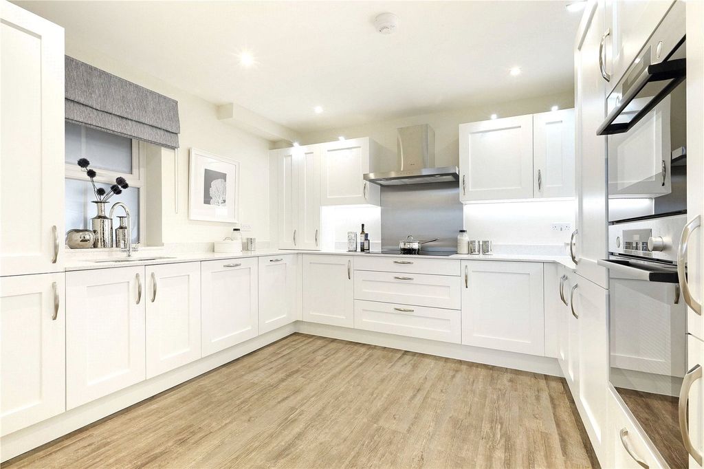 Property photo 3 of 9 Pinewood Place