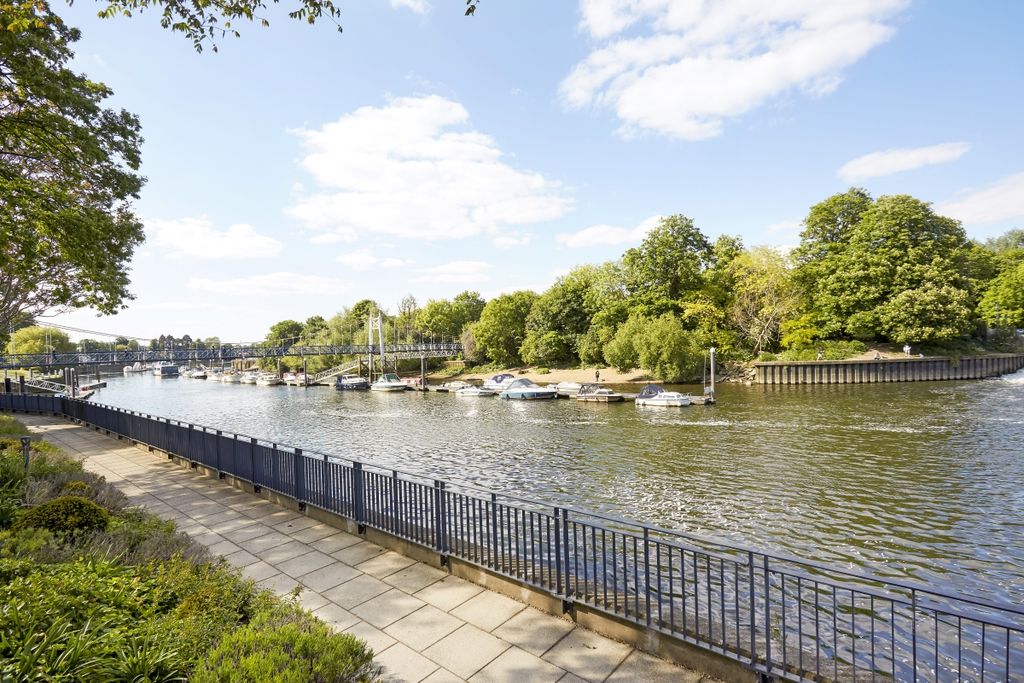 Property photo 2 of 11 Teddington Rivers...