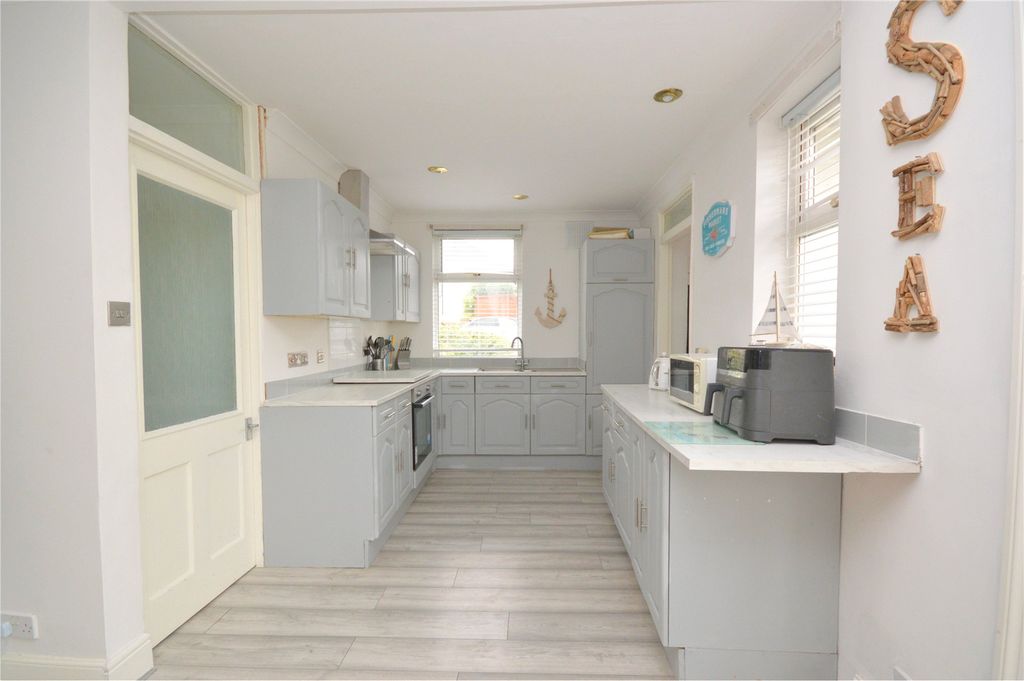 Property photo 3 of 17 Kitchen
