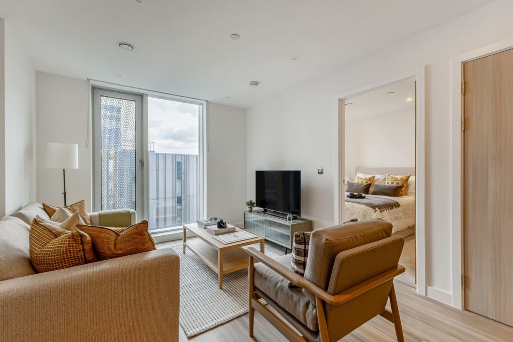 Property photo 1 of 15 Lounge