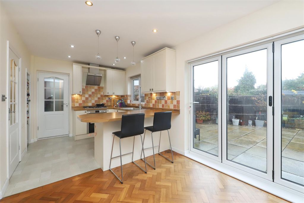 Property photo 3 of 12 Kitchen