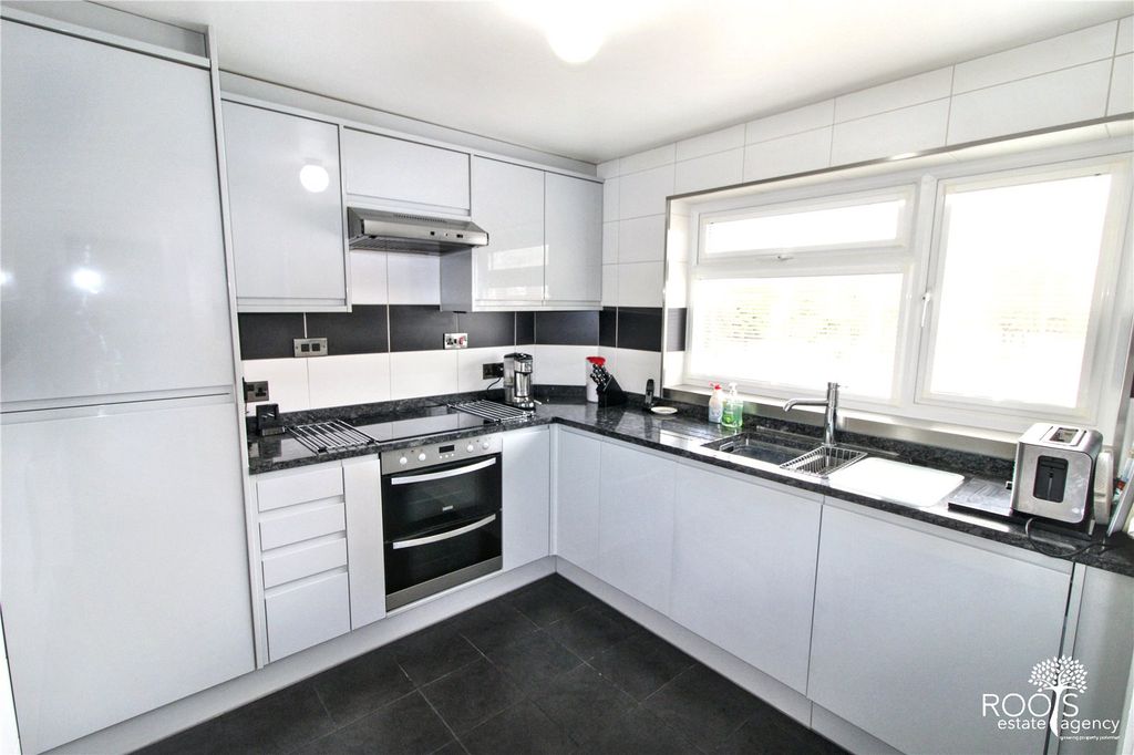 Property photo 2 of 10 Fitted Kitchen