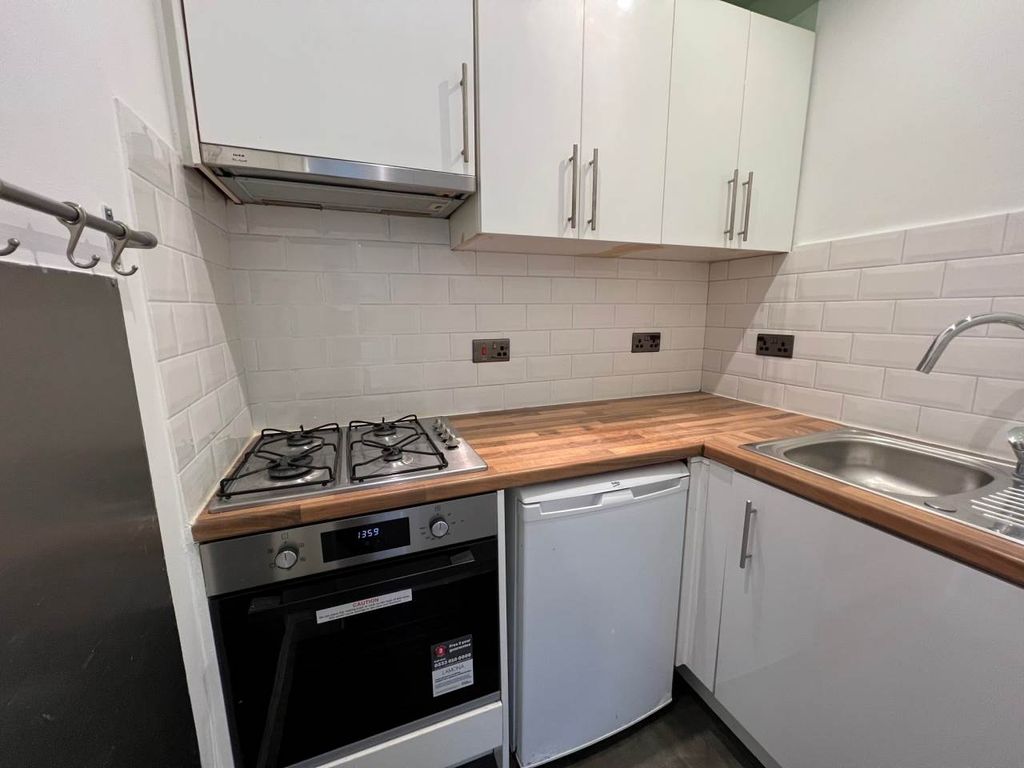 Property photo 2 of 9 Kitchen 01