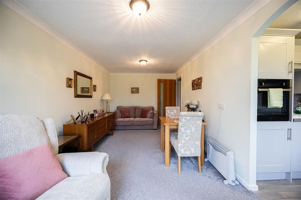 Property photo 3 of 16 Lounge