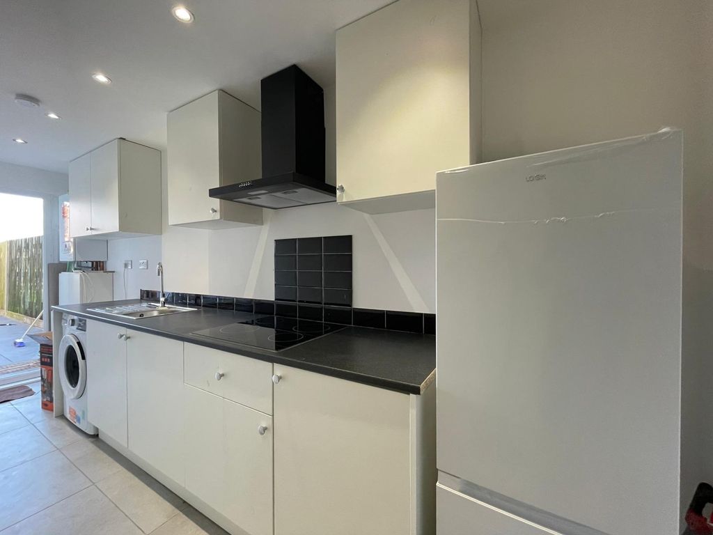 Property photo 1 of 3 1 Bed Studio To Rent Wood End Green Road, Hayes Ub3