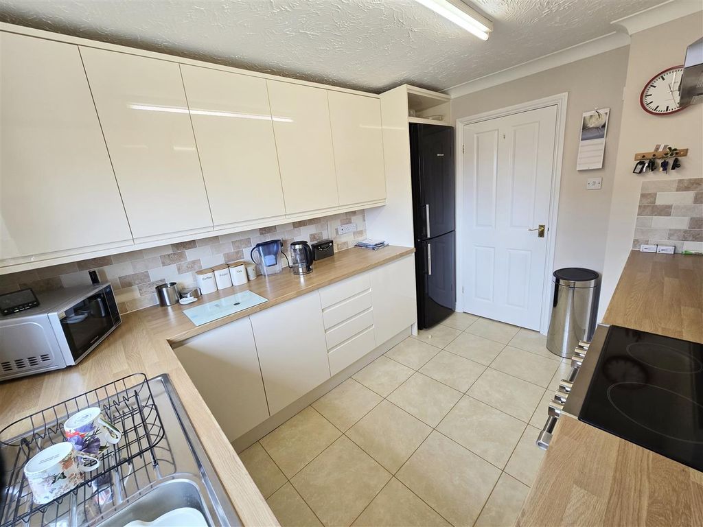 Property photo 2 of 17 Kitchen