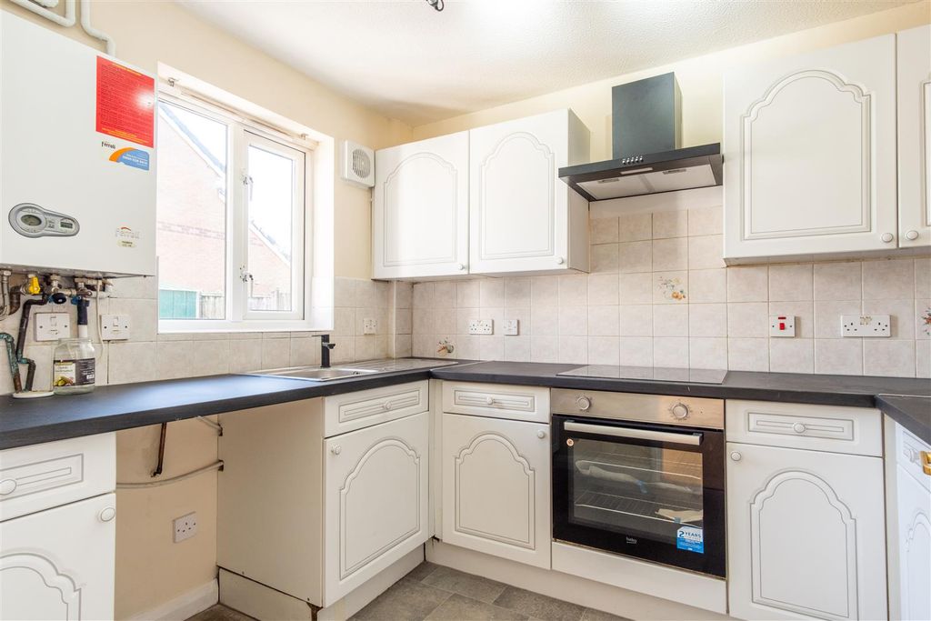 Property photo 3 of 18 Kitchen