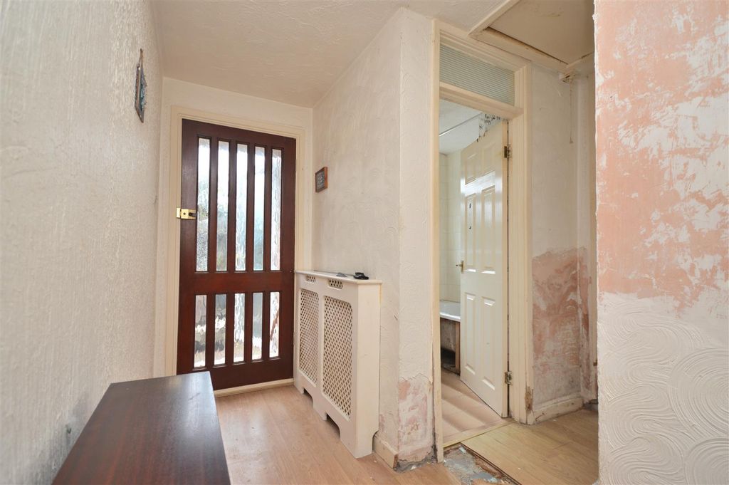 Property photo 2 of 9 Entranvce Hall
