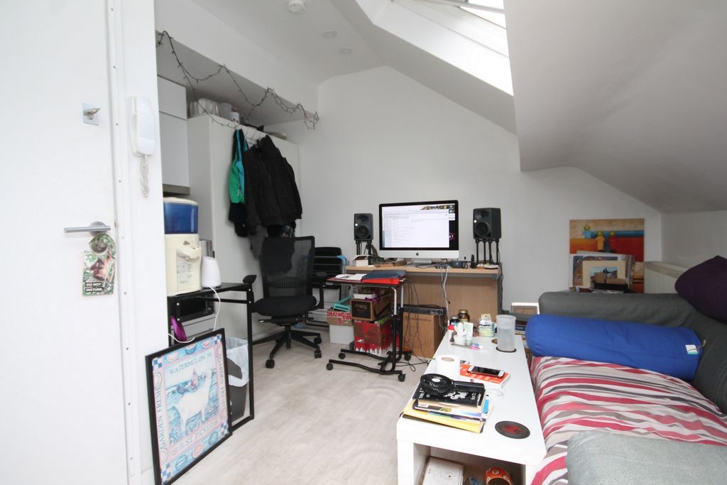 Property photo 1 of 4 Studio