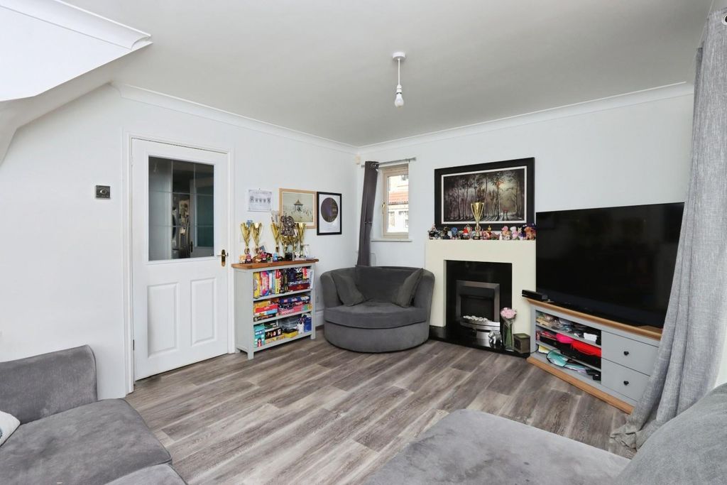 Property photo 3 of 14 Lounge 04.Jpg