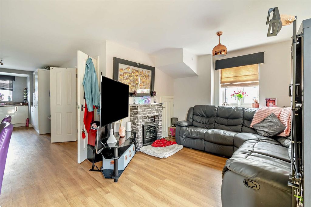 Property photo 3 of 13 8678310-Interior04-800.Jpg