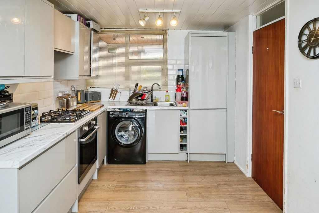 Property photo 3 of 20 Kitchen