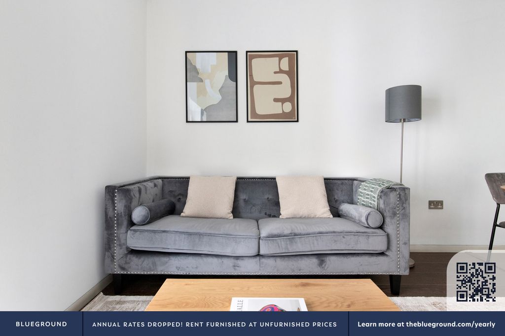 Property photo 3 of 18 Living Room