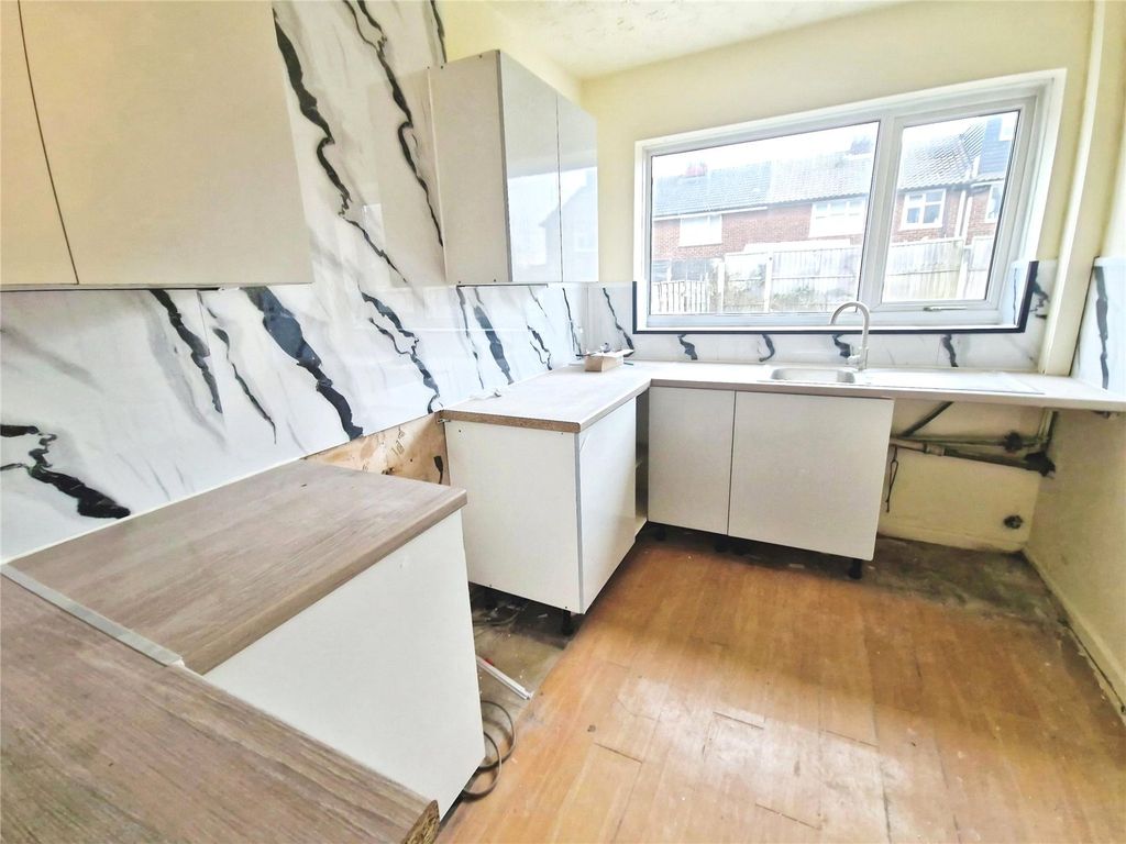 Property photo 3 of 14 Kitchen