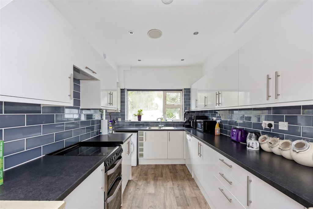 Property photo 3 of 21 Stafford Road, 11-010.Jpg