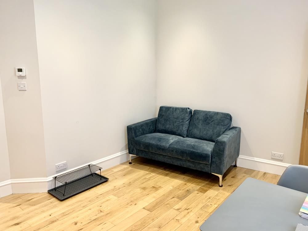 Property photo 3 of 7 Lounge − Photo 2