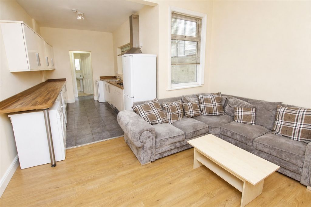 Property photo 1 of 11 Approach